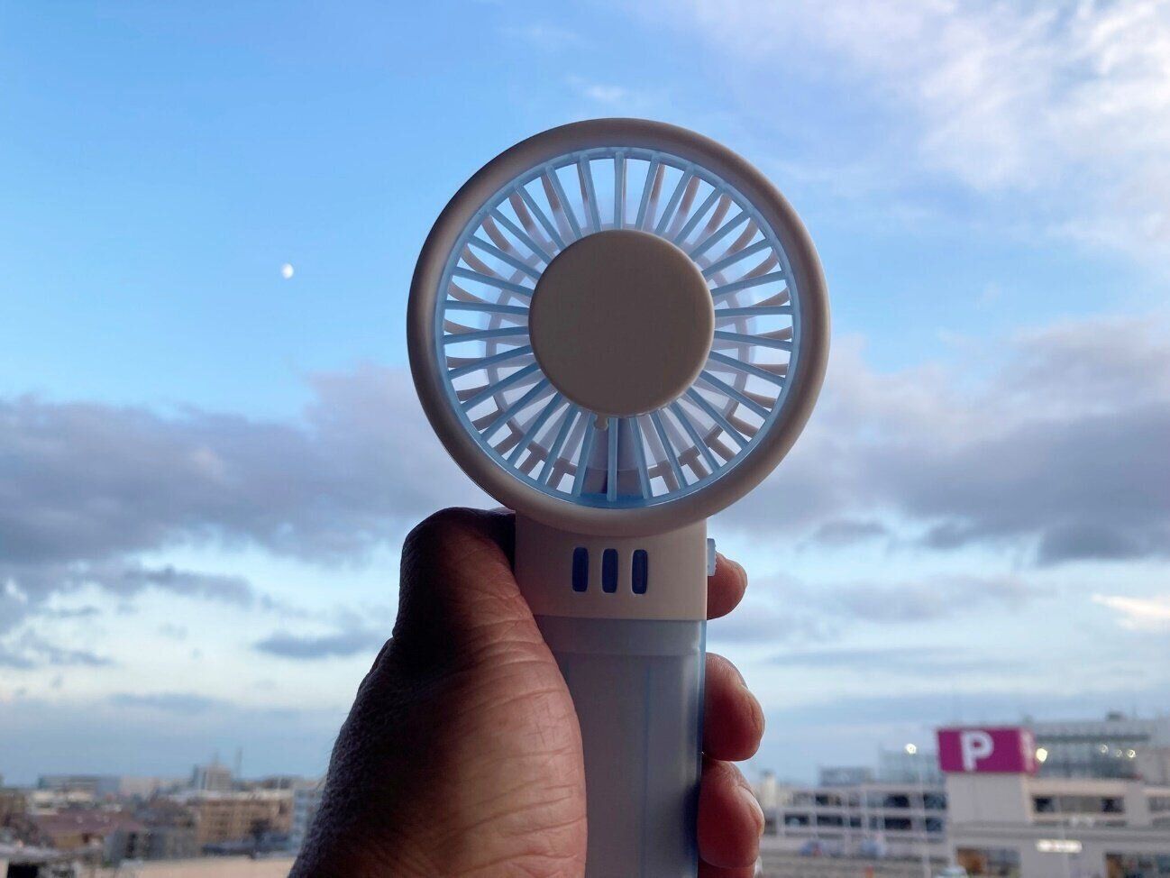 飛ぶように売れてる【ダイソー】「暑さもリフレッシュ」ハンディファンとセットで使いたいおすすめグッズ