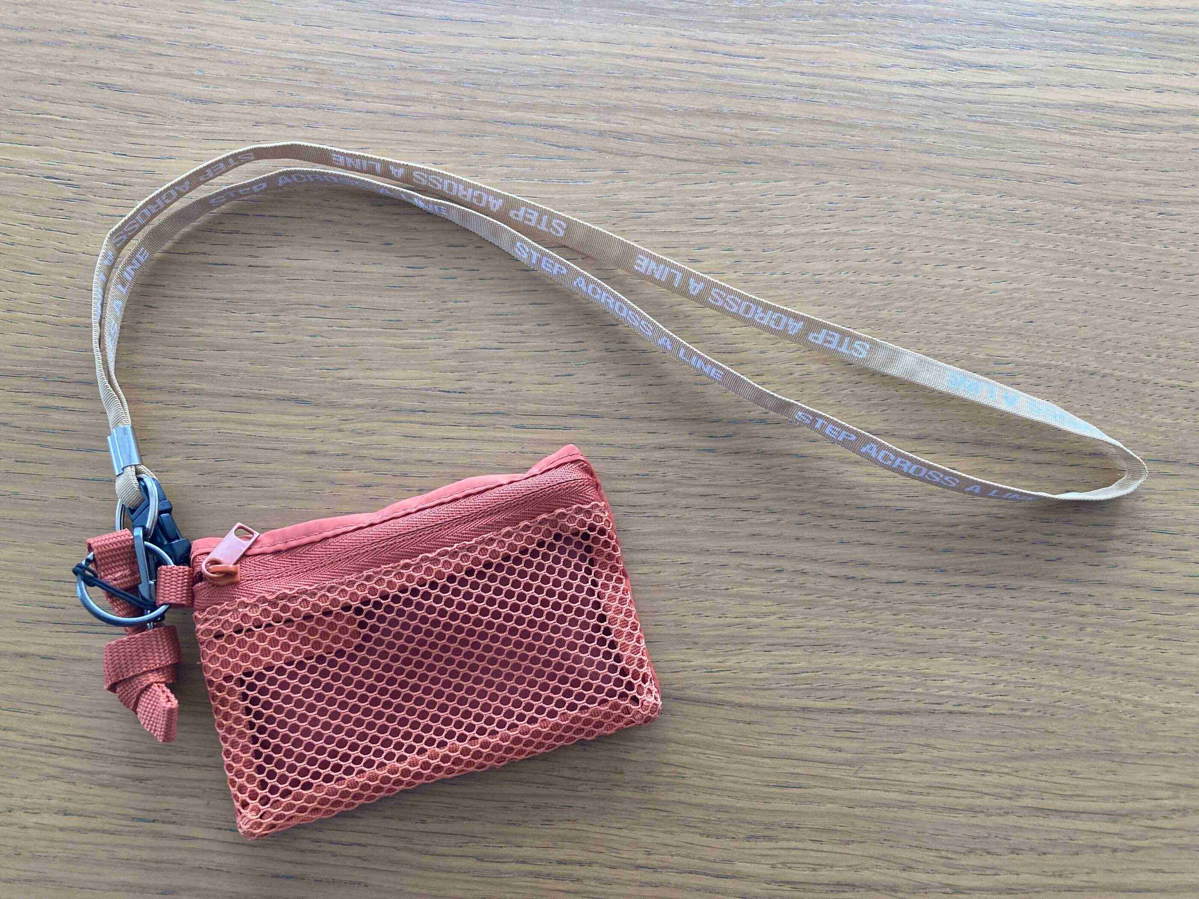 ストラップで首から下げられるようにしたポリエステルカードケース