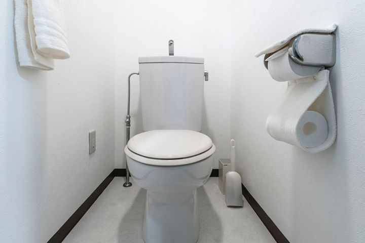 自宅でトイレに新しい白いトイレをきれいに