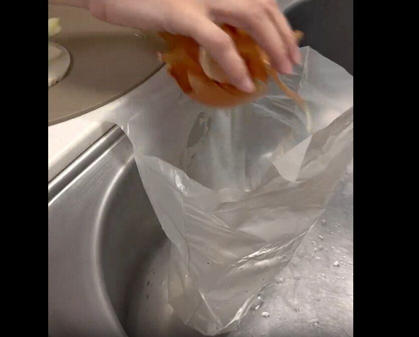 【3COINS】便利すぎ！シンクにペタッと穴あきゴミ袋