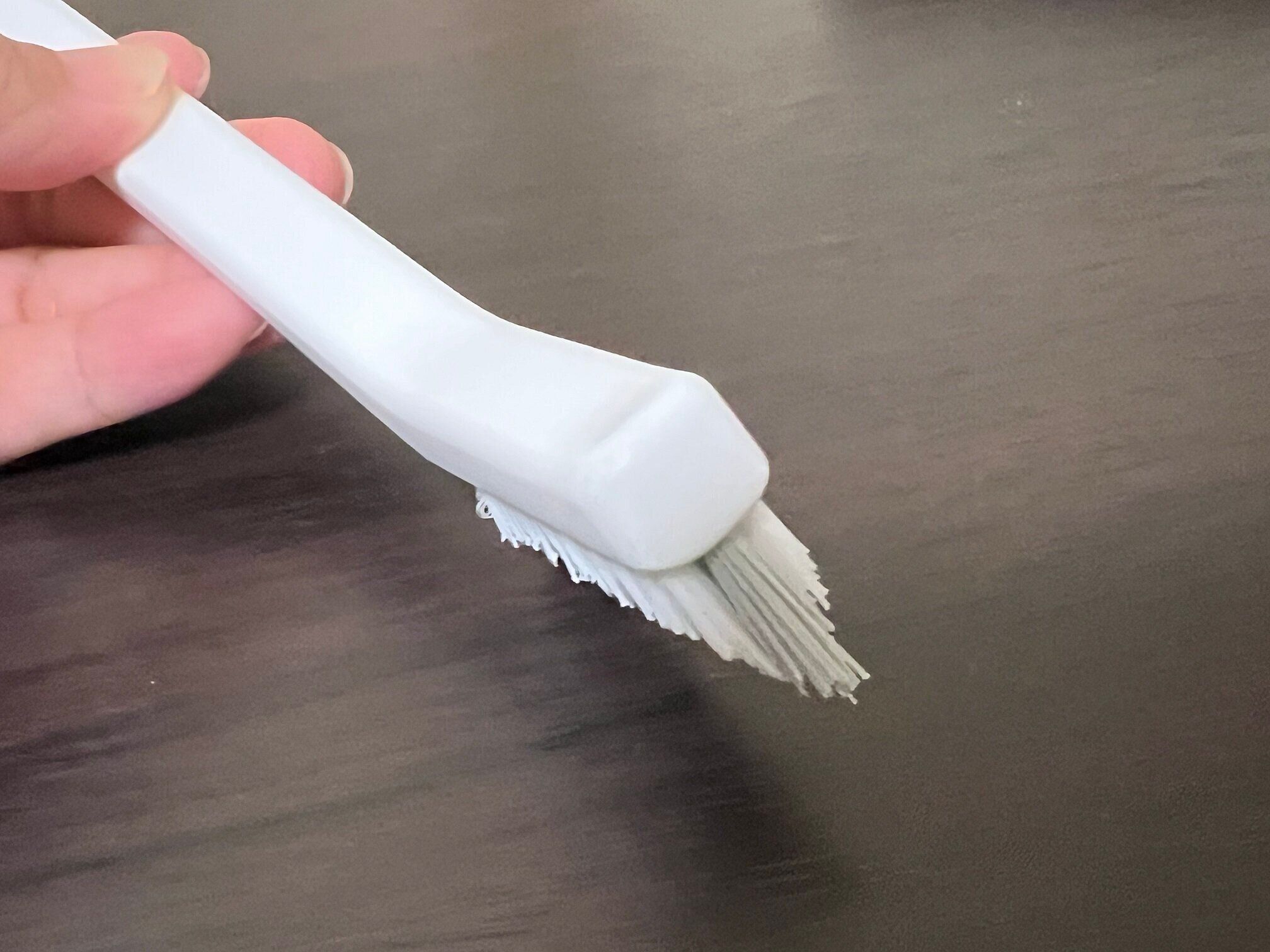 ダイソーの「磁石で引っ付くお風呂のお掃除ブラシ」が便利！