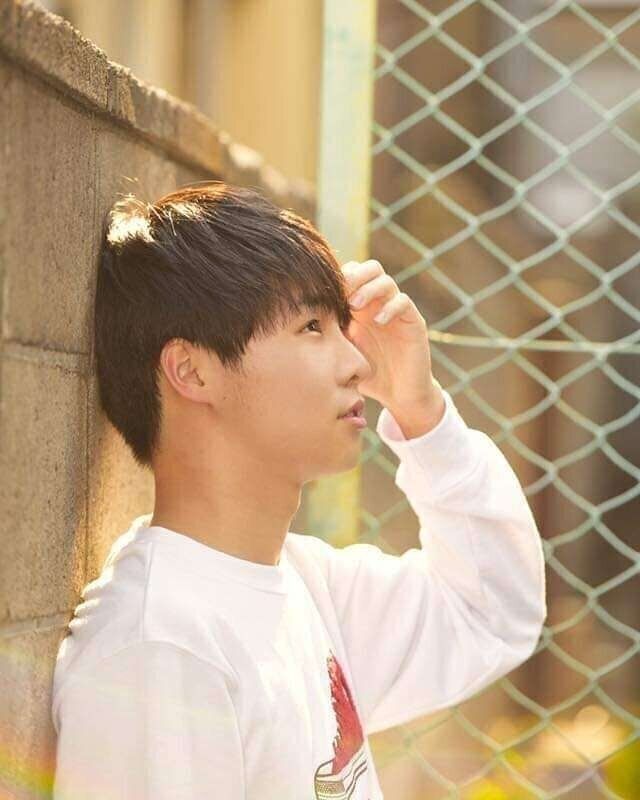 高校生の男の子に似合うヘアスタイル 隠れたおしゃれを楽しむナチュラルスタイル