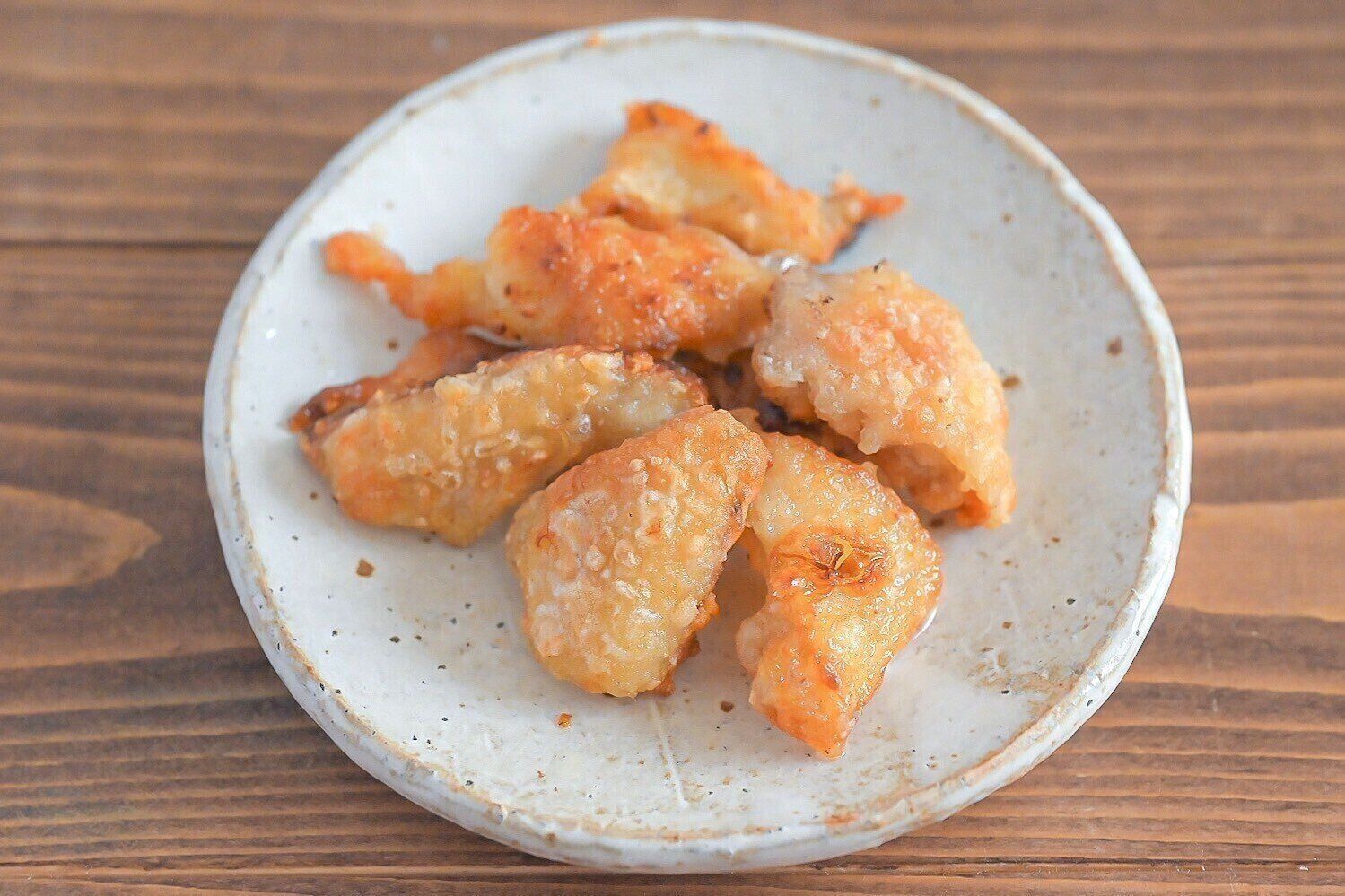 皿に盛られた鶏皮せんべい