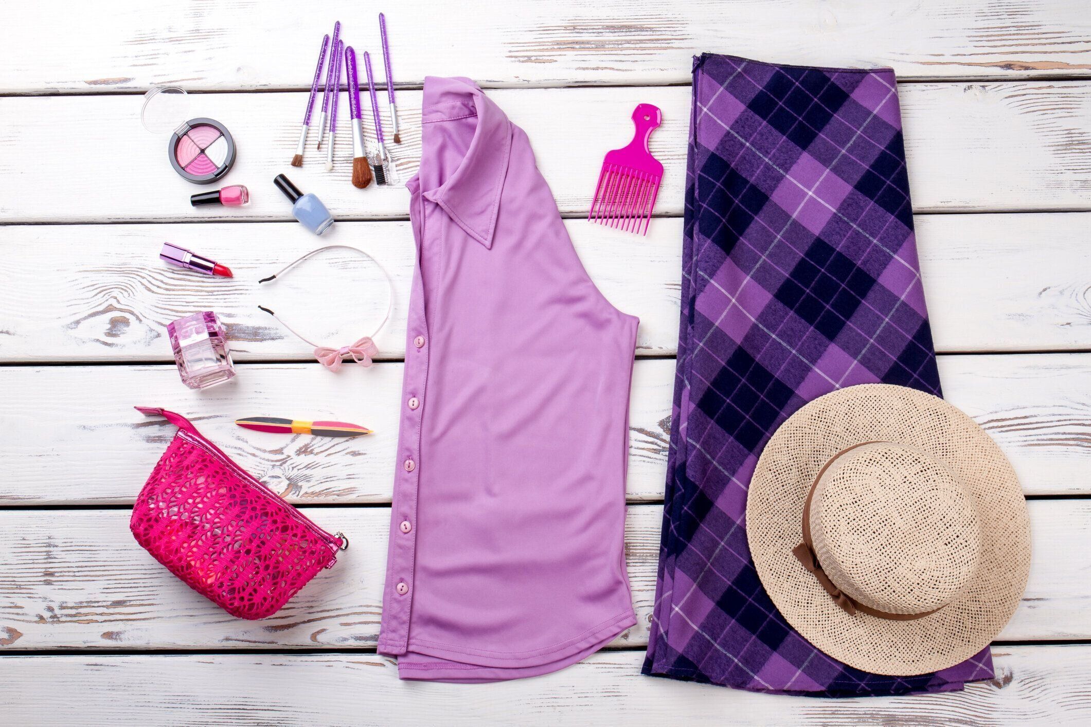 スタイリッシュな女性の服と帽子と財布のセット。