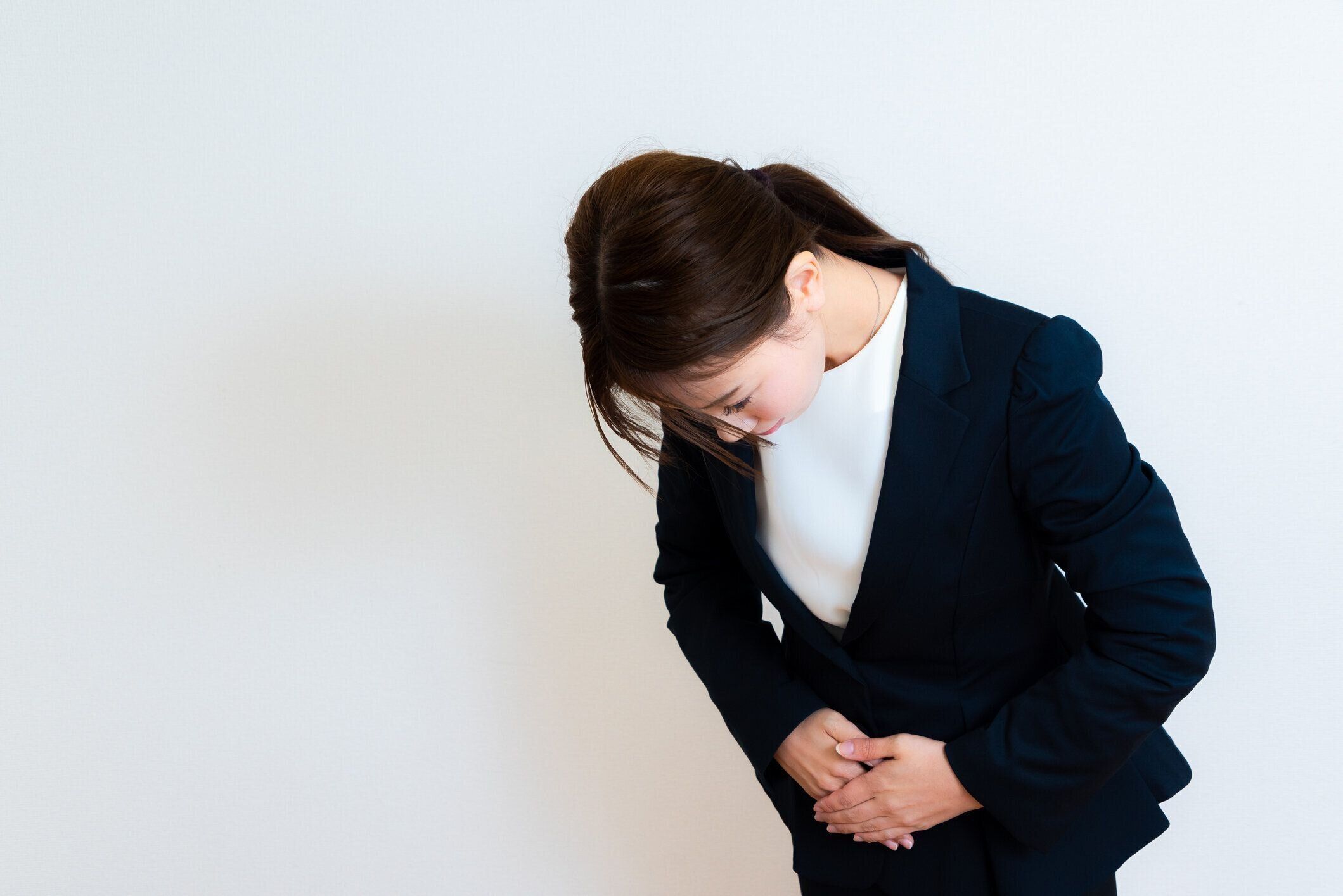 ビジネスウーマンは彼女の挨拶をお辞儀