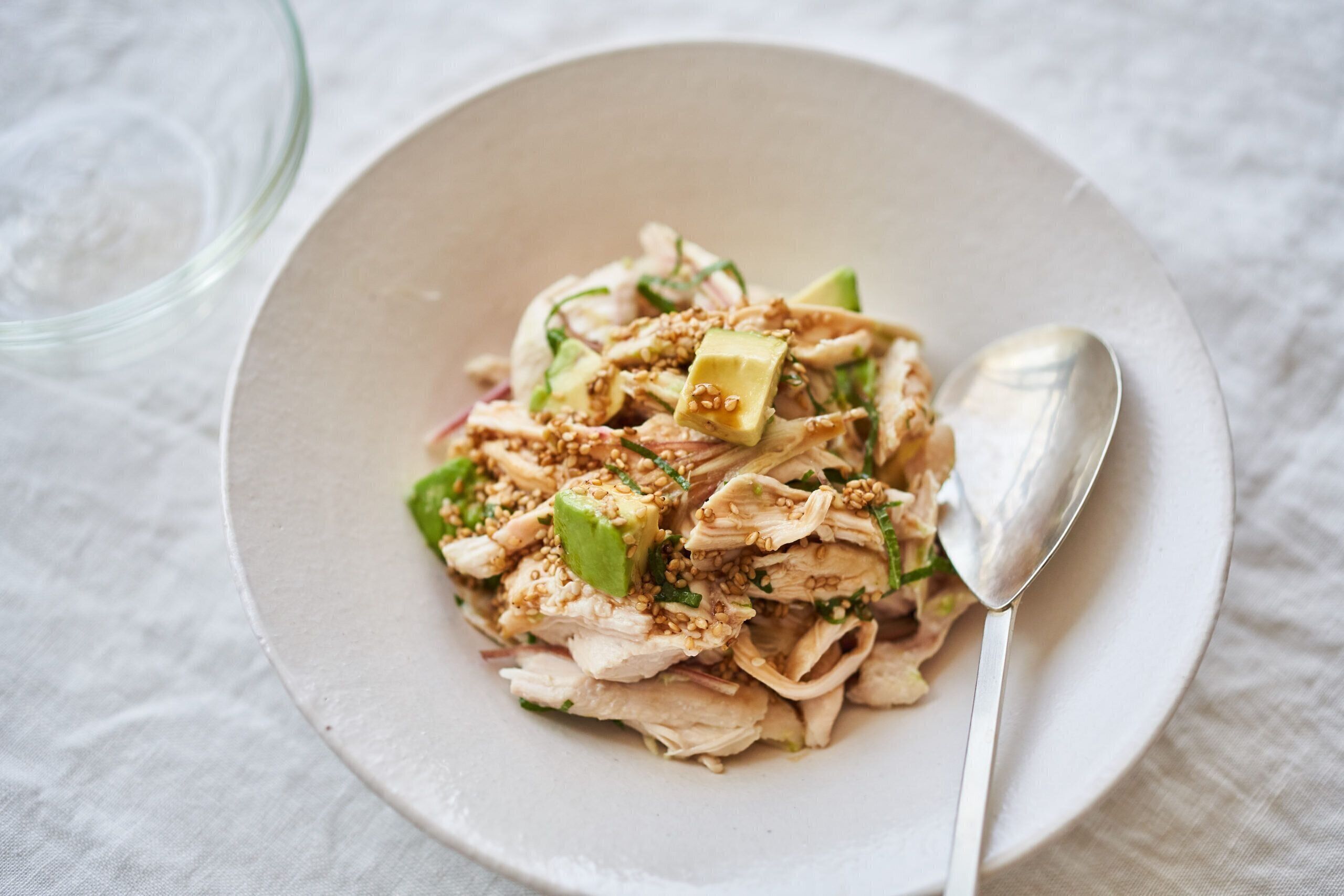 【糖質オフレシピ】蒸し鶏とアボカドの薬味和え