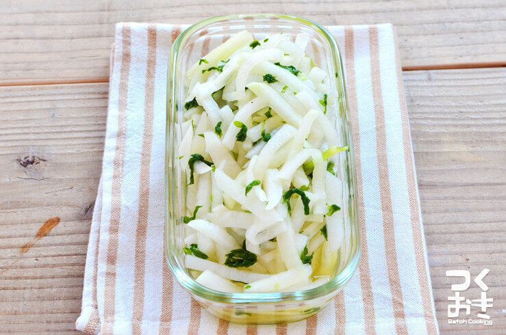 余り物で作る。セロリ葉と大根の酢漬け