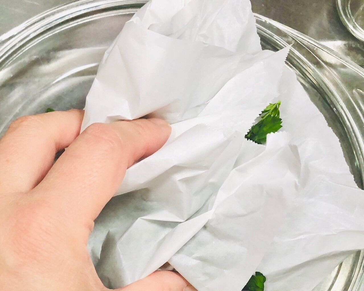 オーブンシートの上からもみほぐす