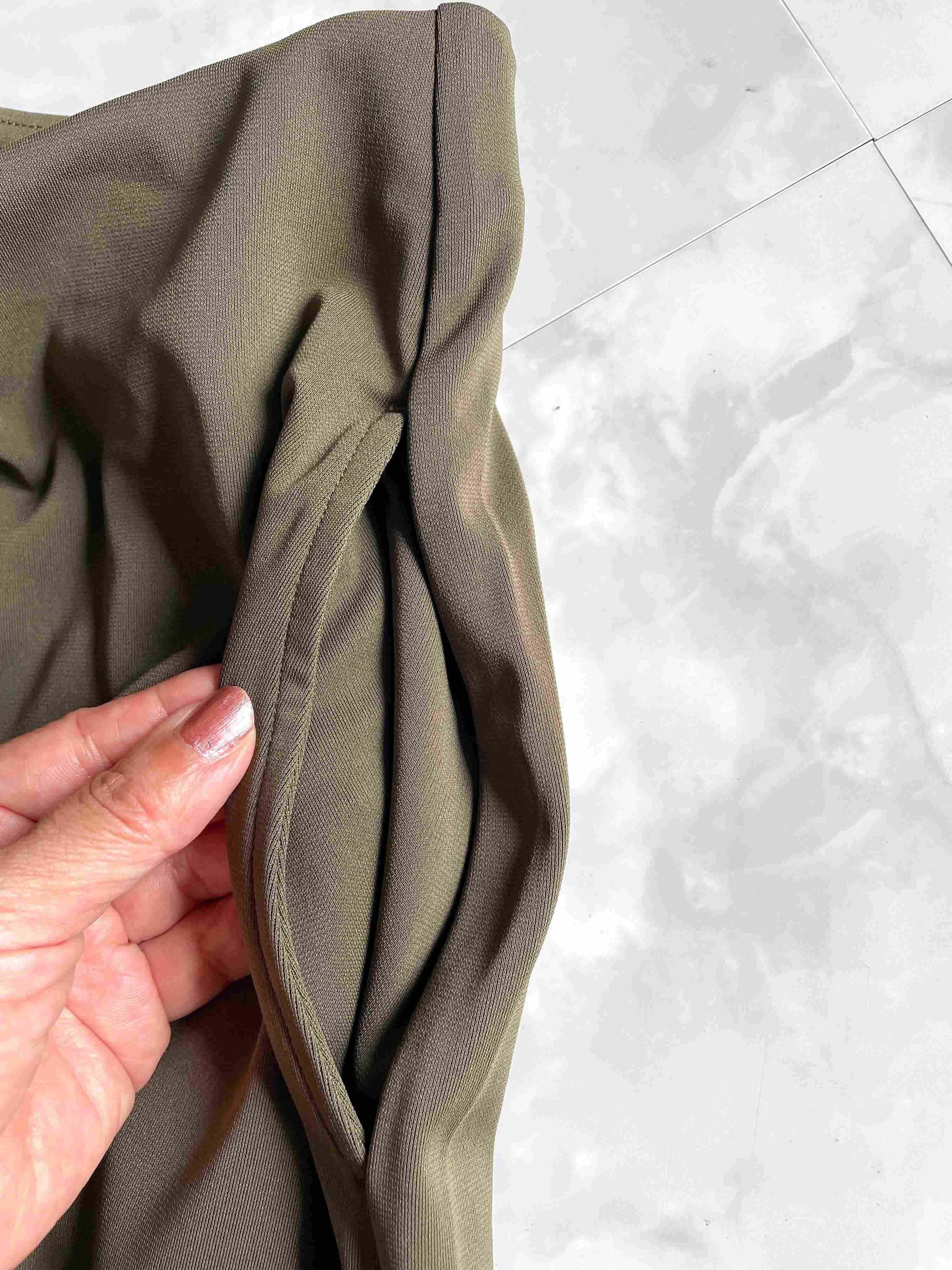 ユニクロ　クレープジャージーストレートパンツ