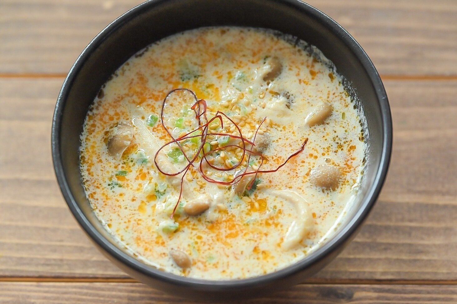 黒い皿に入った坦々スープ