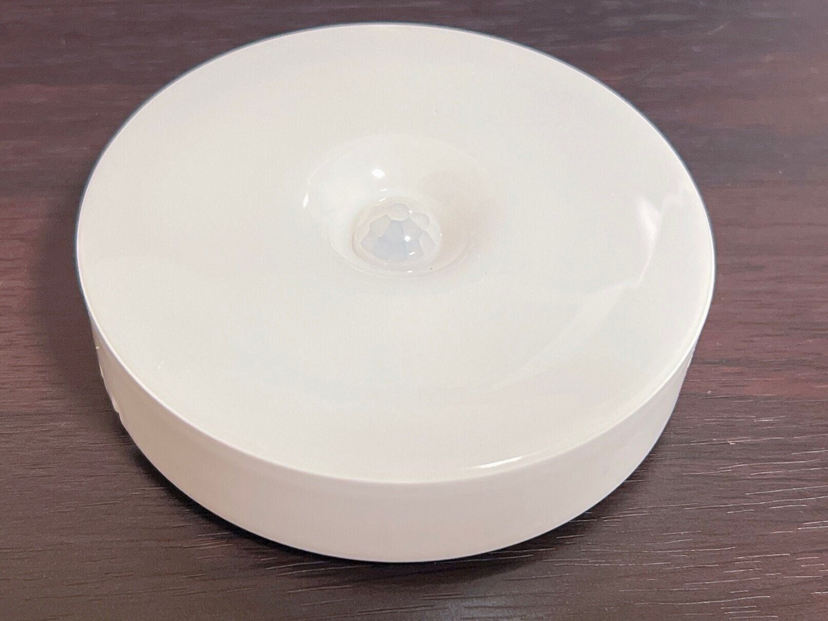 【ダイソー】300円で買えちゃっていいの!?充電式センサーライトが優秀すぎ