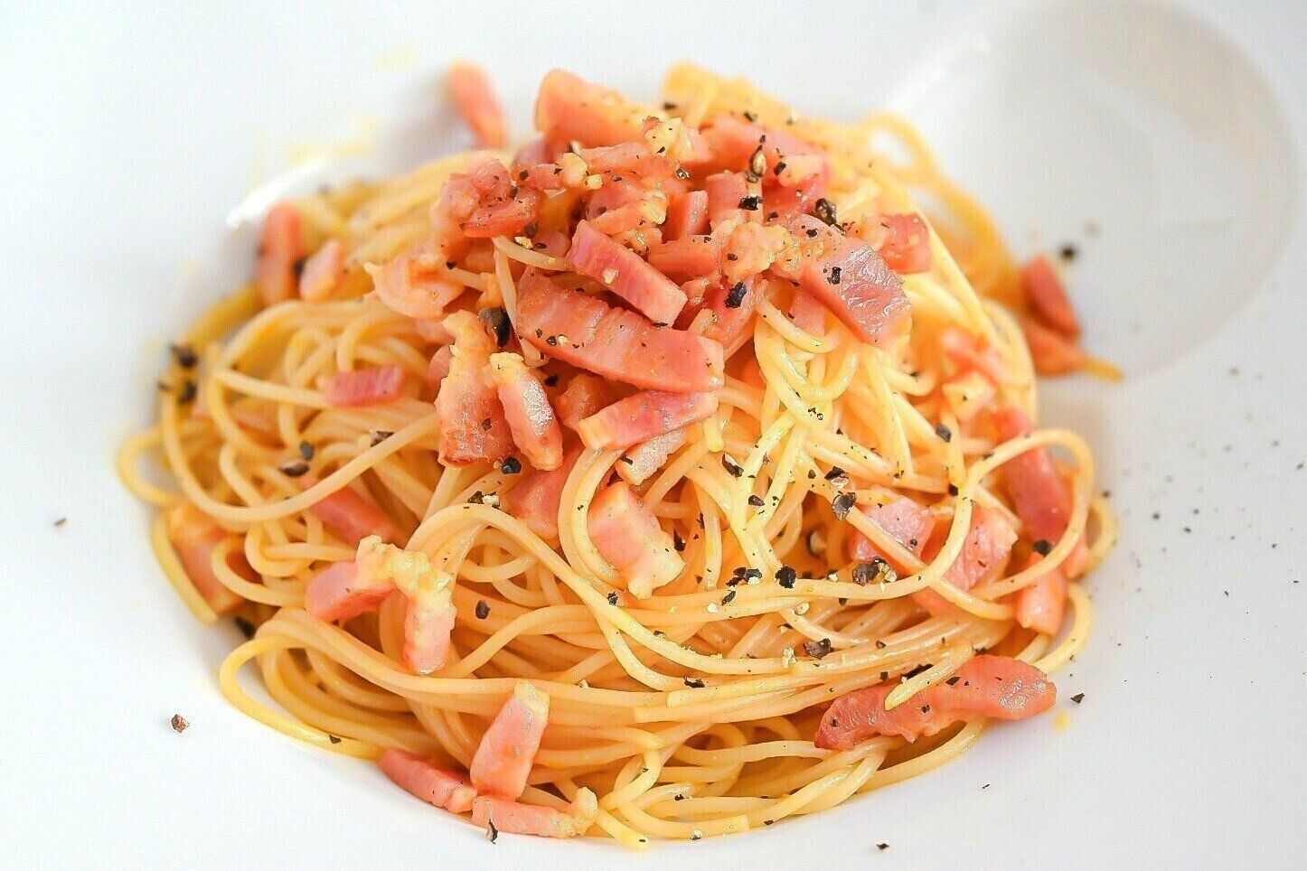 白い皿に盛られたうにバターパスタ