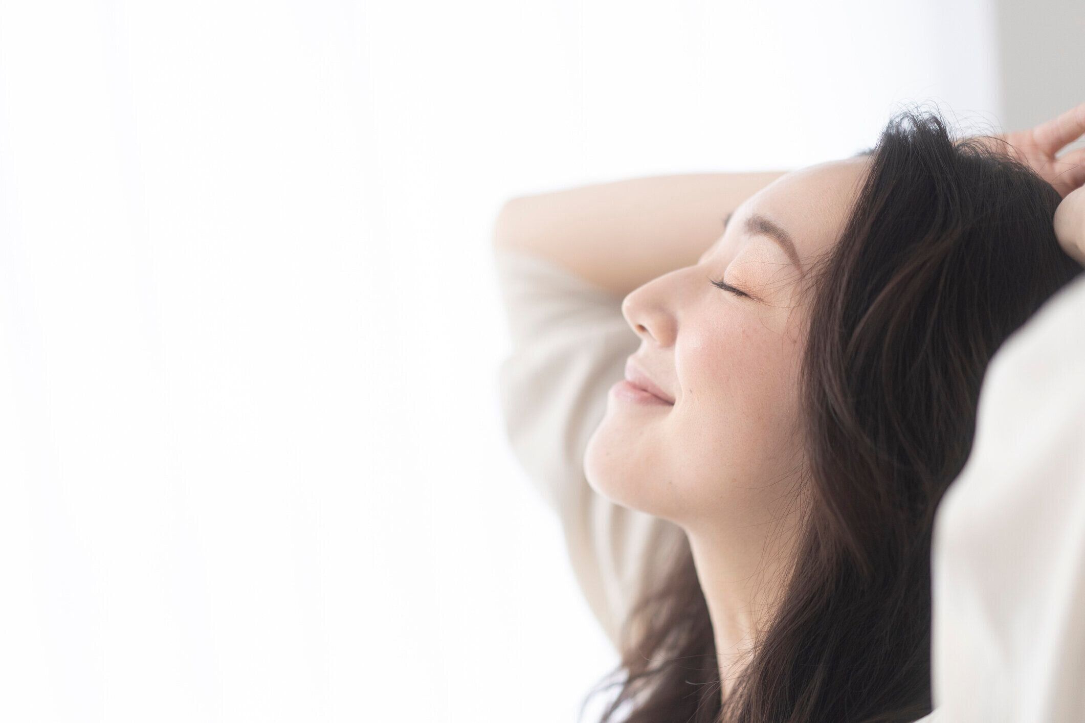 女性はリラックスしています。