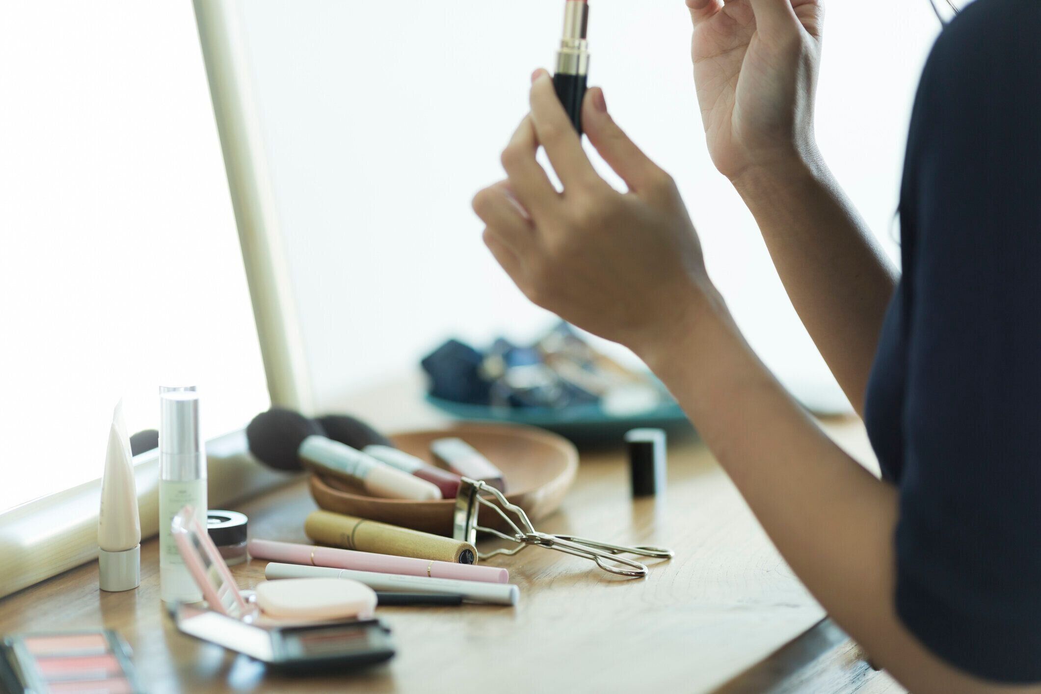 メイクアップをしている若い女性