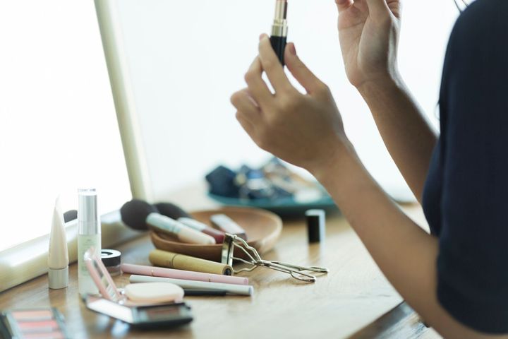 メイクアップをしている若い女性