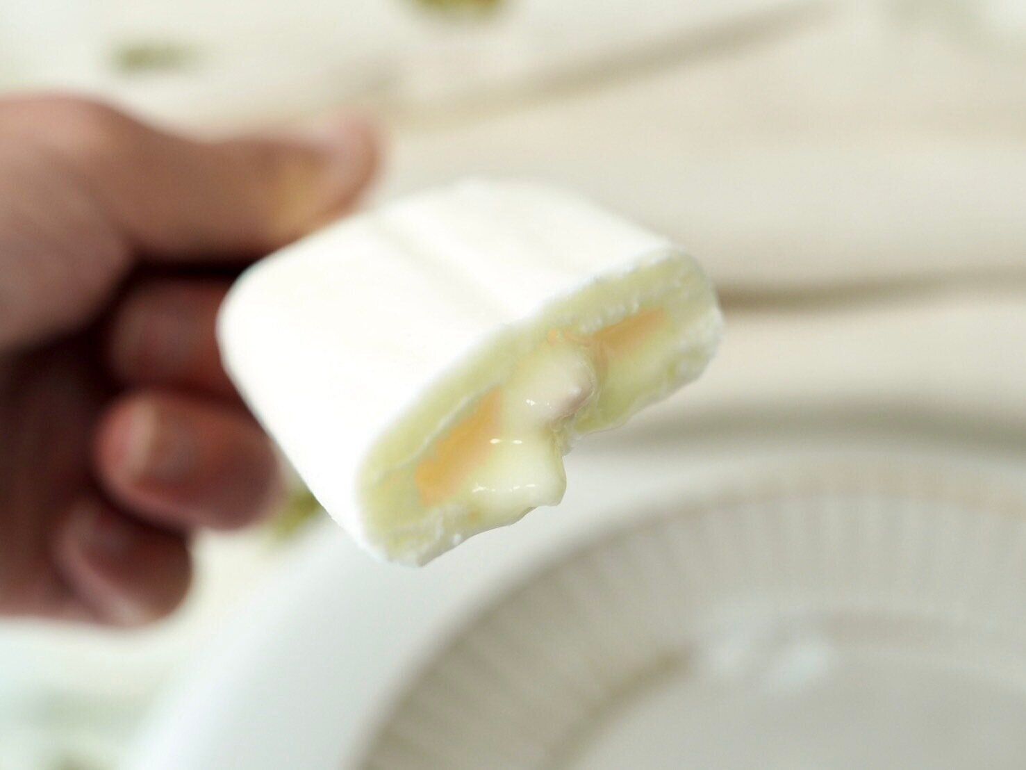 シャトレーゼ「練乳ミルクバー」断面写真