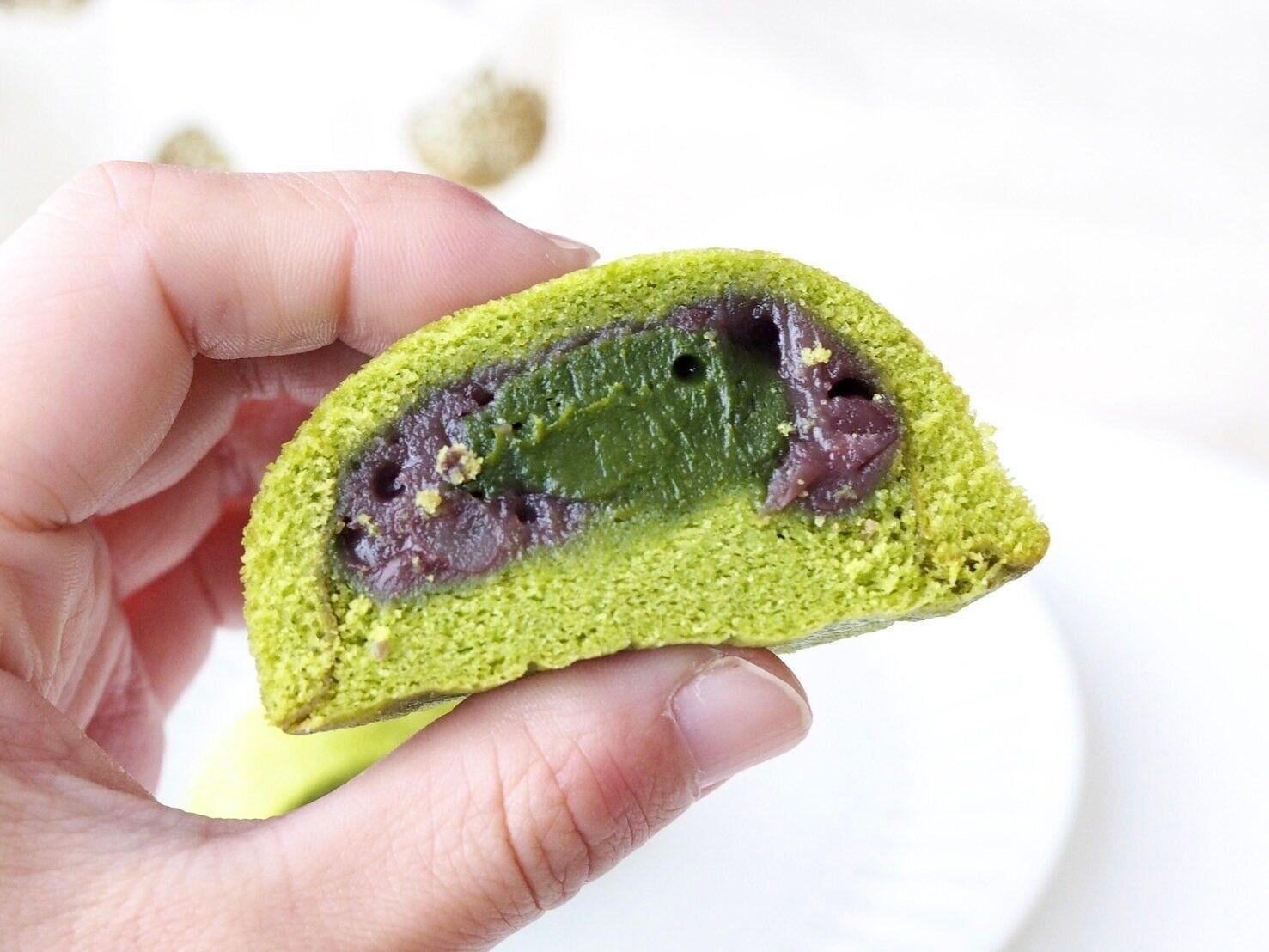 シャトレーゼ「ふんわりムーン　宇治抹茶あずき」断面写真