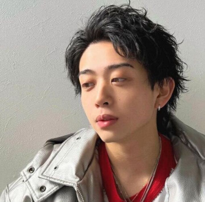 トレンドのツイストパーマ!無造作ヘアでカッコよく決まる