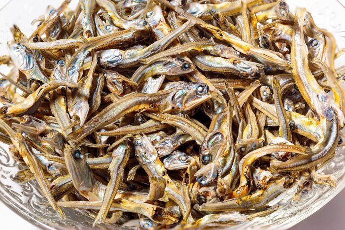 日本食の調味料と料理として使用される乾燥イワシのクローズ アップ。日本の健康的なスナック食品。煮干しや入子魚。