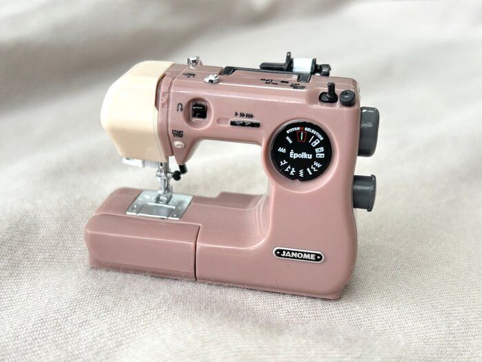 レトロかわいい！リアルな作り＆細かい仕掛けにときめくミシンのカプセルトイ