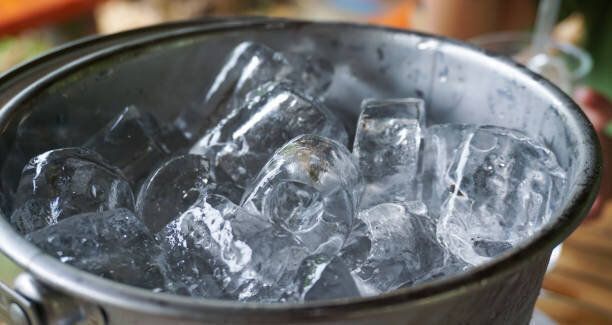 バケツの中の氷を閉じます。
