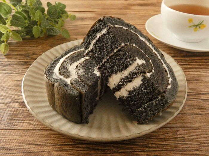 【ファミマ】極ふわ極厚「キタサンブラックのロールケーキ」はボリュームたっぷり大満足のスイーツパン