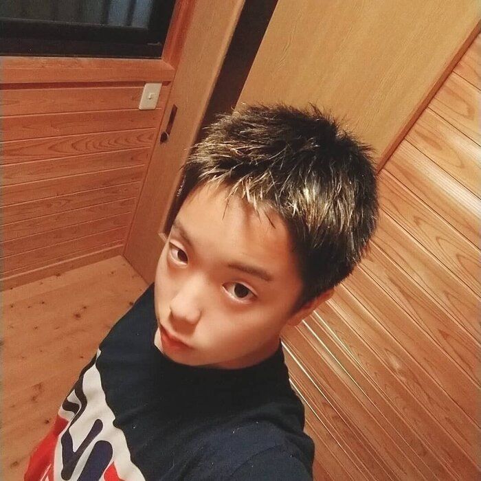 中学生の男の子に似合う流行のヘアスタイル カラーワックスで金メッシュ!