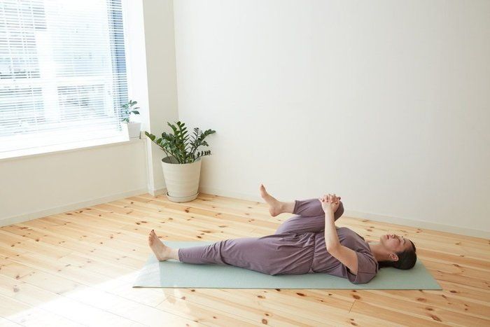 脚のむくみをスッキリ解消!眠る前の3分ストレッチ