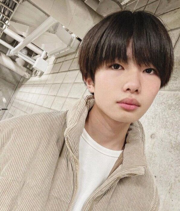 中学生の男の子に似合う流行のヘアスタイル。韓国風モードマッシュ