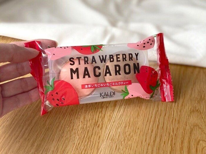 【カルディ新商品】お菓子のプロが絶賛！ デパ地下レベルにおいしい「ストロベリーマカロン」