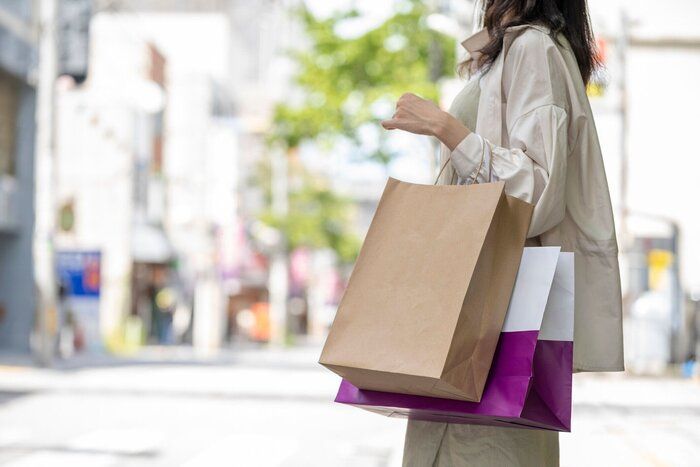 買い物で多くの買い物袋を持つ女性の手