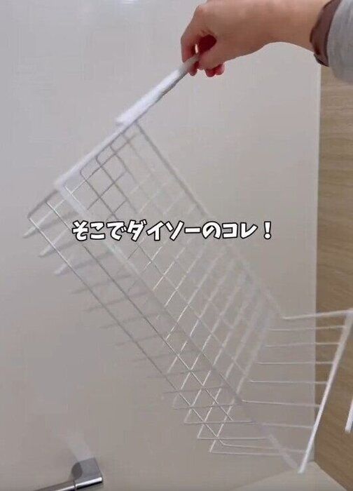 【ダイソー】220円はコスパ良すぎ！吊り戸棚用バスケットのじゃない使い方
