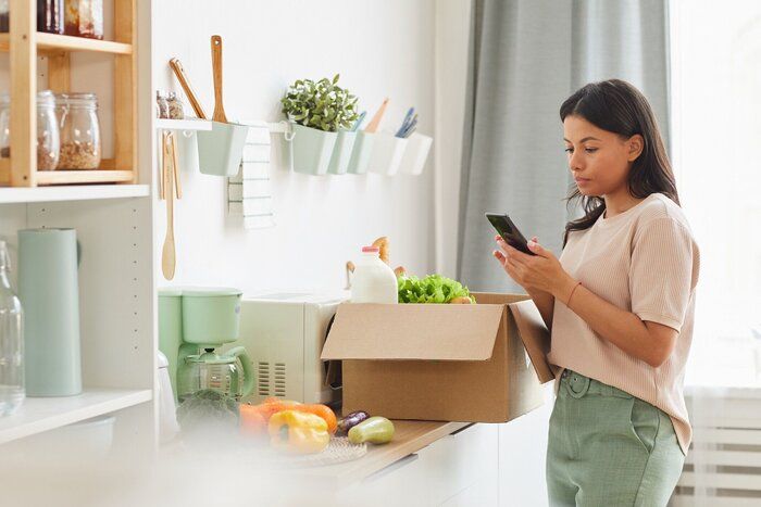 食品配達を呼び出す女性