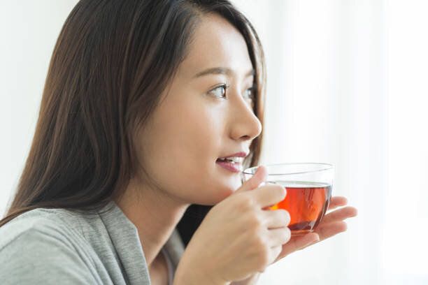 お茶を飲む若い女性