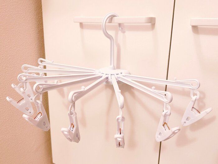 ダイソーの小物干し専用ハンガー「かべぴたハンガー」が優秀！