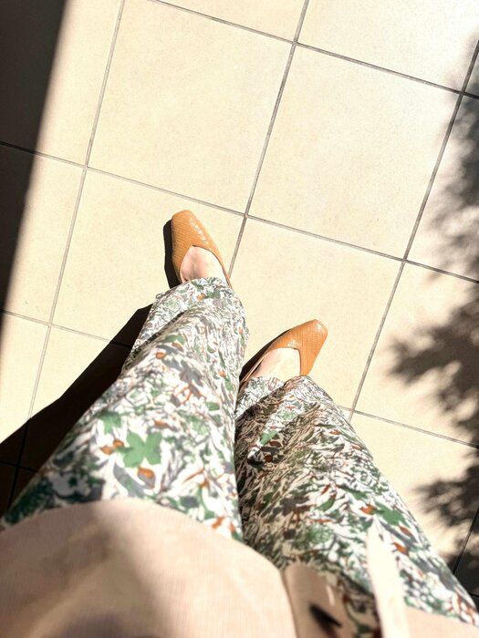 “夏バッグ・夏靴”の引き際がカギ!?40代が晩夏にダサ見えしない小物の選び方