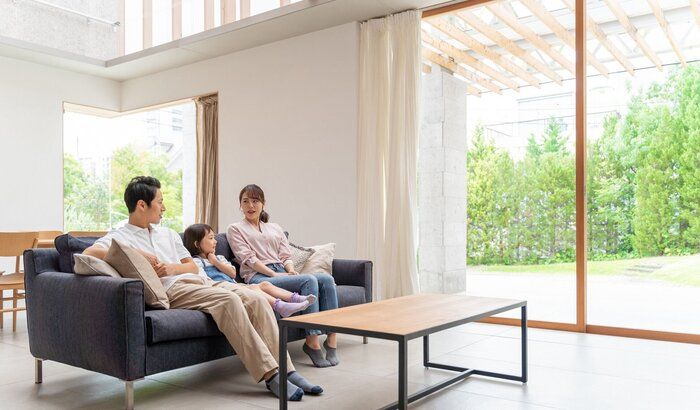 ソファでリラックスした若い日本人家族