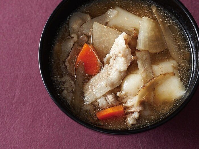 根菜のうまみのしみ出た滋味深い味とお餅が◎餅豚汁