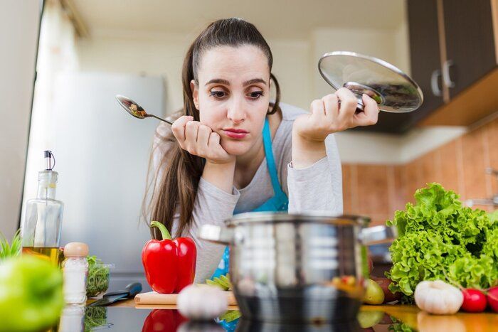 健康的な食事を準備しようとしている不満主婦。料理学習の問題。