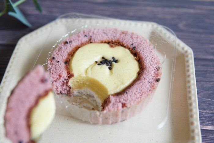 【ローソン】定番ロールケーキがサツマイモ菓子専門店とコラボ！秋を味わう「大学いも風ロール」