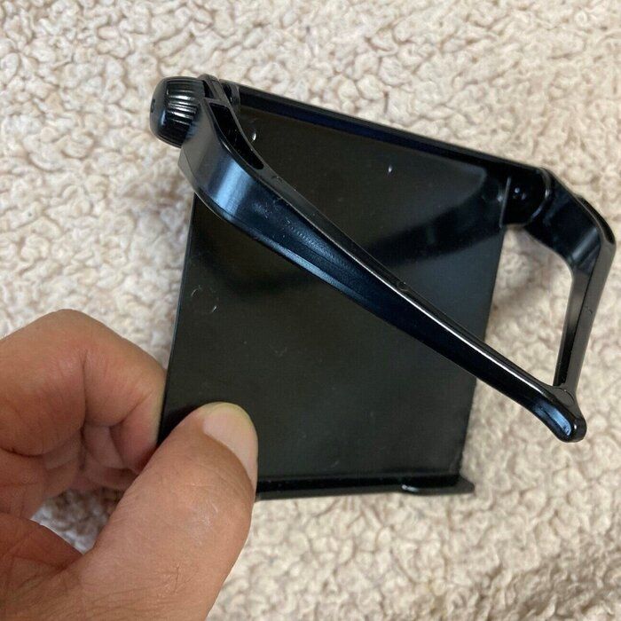 薄型テレビやモニターの空きスペースを有効利用。ダイソー「モニター用小物テーブル」が地味ながらいい活躍をしてくれる