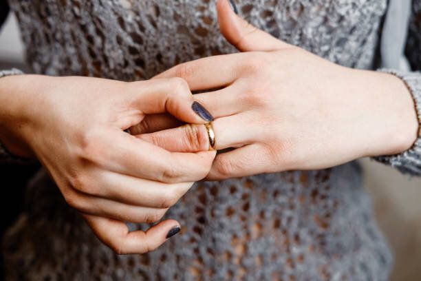 婚約指輪、家族紛争、クローズ アップを脱ぐ女性