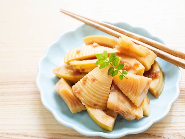 煮た竹の芽と乾燥したカツイト