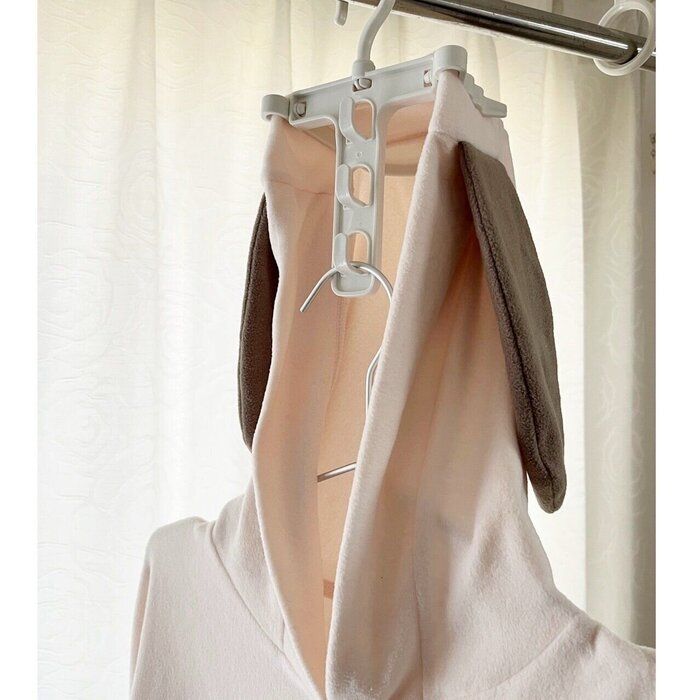 【100円ショップ】サイズ調整可能でパーカーの部屋干しに役立つ！さらにタートルネックまで！？