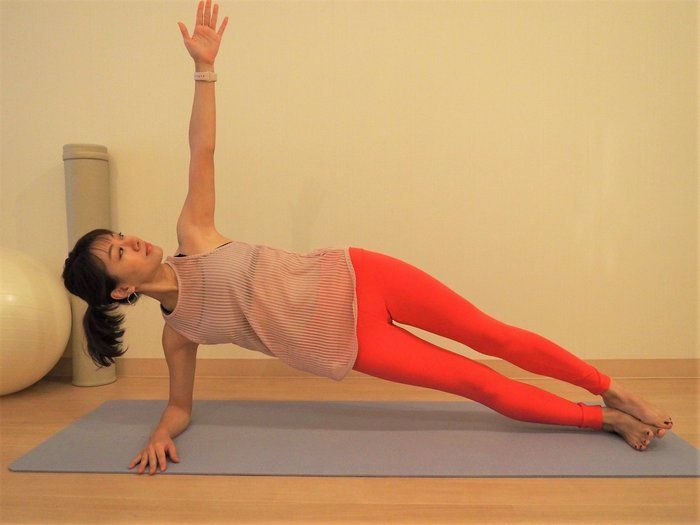 ズボラさんに！1つで4パーツに効かせるヨガ講師イチオシポーズ