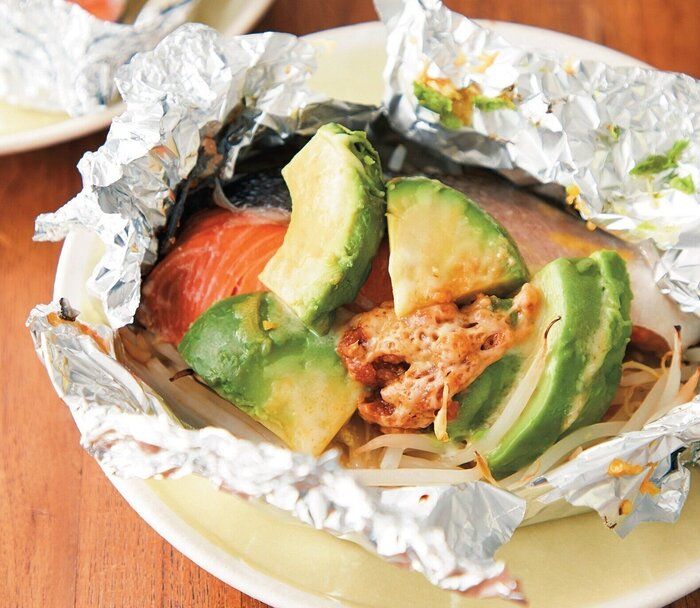 ほったらかしでふっくら♪塩鮭とアボカドのみそチーズホイル焼き