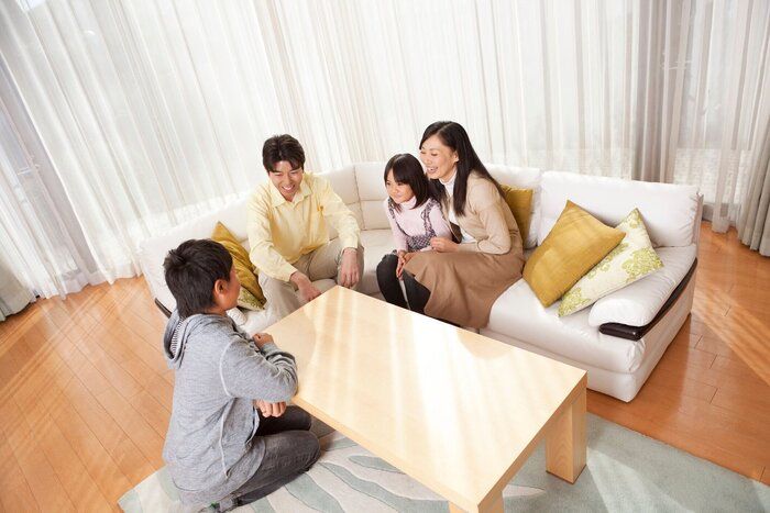 日本の家族が自宅でリラックス。