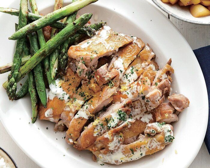 後を引くおいしさ！鶏肉のカリカリ塩焼きレモンヨーグルトソース