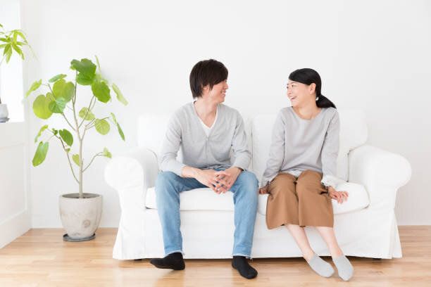 リビング ライフ スタイル イメージで若いアジアのカップル