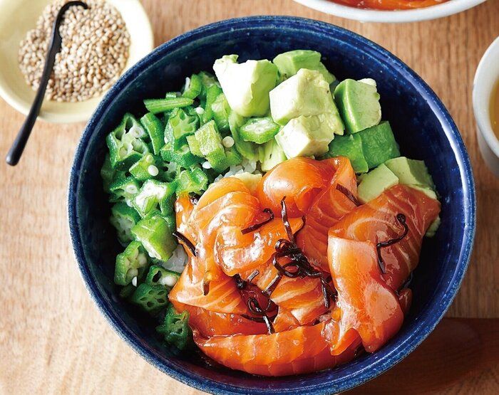 あっさり味だけど食べ応えバッチリ！サーモン漬けどんぶり